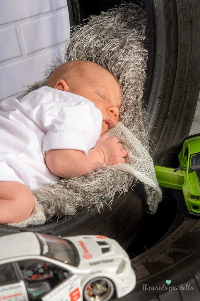 Servizio fotografico neonato a tema auto